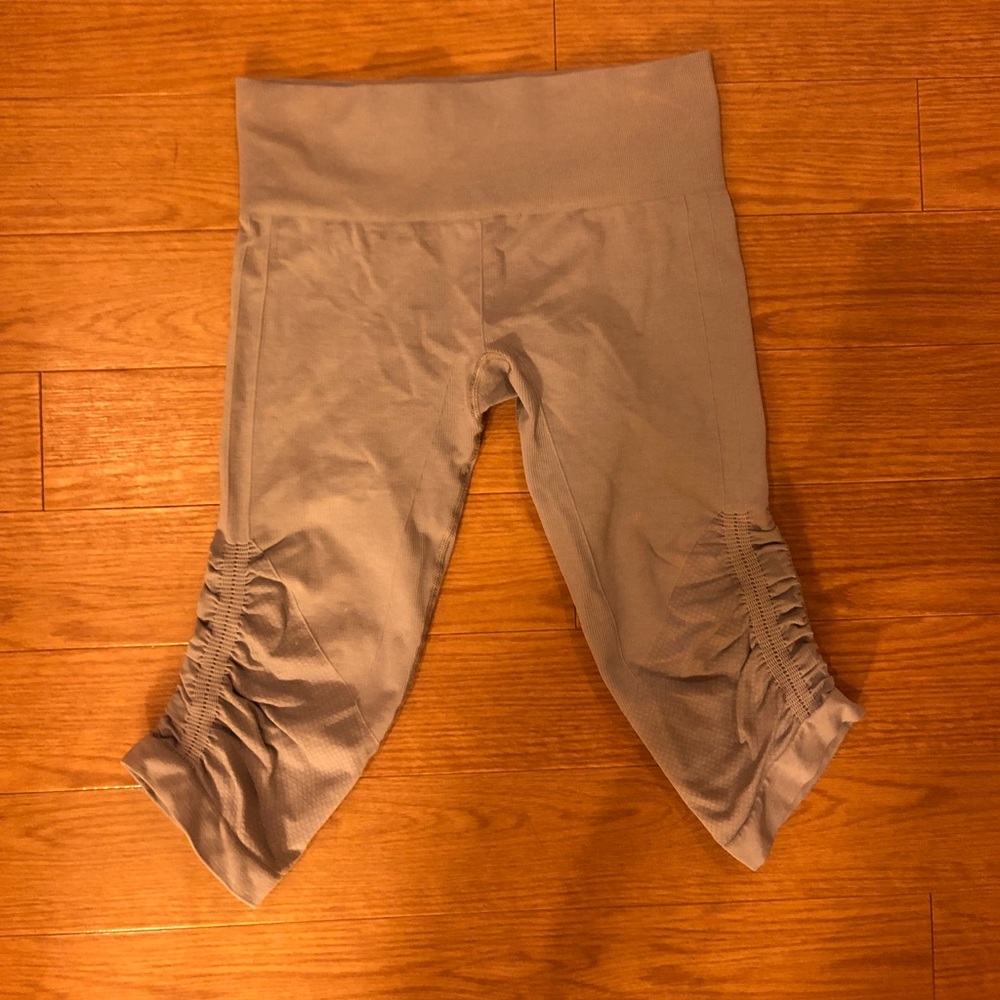 Grey lululemon crop leggings